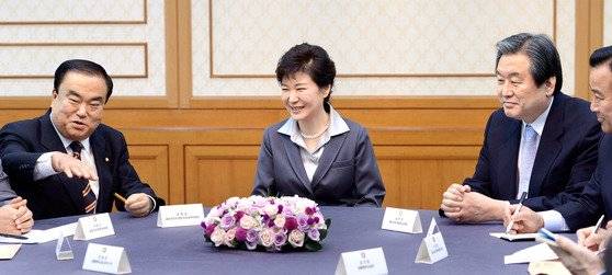 문희상 전 국회의장이 민주당 비대위원장 시절 시정연설을 위해 국회를 방문했던 박근혜 전 대통령과 환담하고 있다. 청와대사진기자단