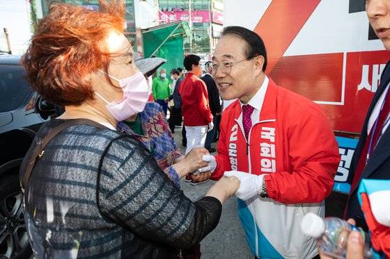 윤형선 국민의힘 계양을 국회의원 후보가 26일 인천 계양구 계산역에서 시민들과 인사하며 지지를 호소하고 있다. 뉴스1