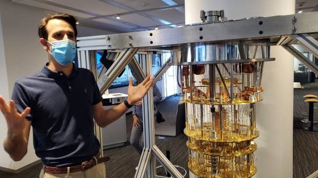IBM 퀀텀 랩의 연구책임자인 더그 맥클루어씨가 '퀀텀 샹들리에'에 대해 설명하고 있다.