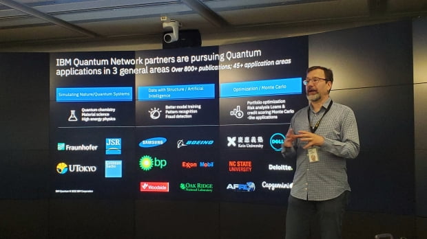 스콧 크라우더 IBM시스템즈 최고기술책임자(CTO)가 IBM의 퀀텀 네트워크 파트너사들의 양자 컴퓨터 활용 사례에 대해 설명하고 있다.