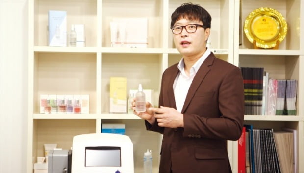 김정욱 스페셜메디칼 대표가 충남 천안 본사 공장에서 자체 개발한 앰풀형 화장품을 들고 주요 성분과 기능을 설명하고 있다. /강태우 기자