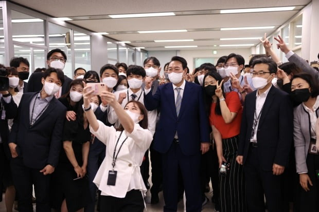 윤석열 대통령이 26일 정부세종청사에서 경제조정실 직원을 격려한 뒤 기념촬영을 하고 있다. (대통령실사진기자단) 사진=뉴스1