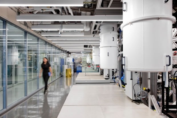 뉴욕주 요크타운 하이츠에 있는 IBM 토마스 왓슨 연구소 내부의 양자 컴퓨터들. 양자 프로세서는 절대 영도에 달하는 극초저온이 필요하기 때문에 커다란 원통형 금속 상자로 담겨 있다.