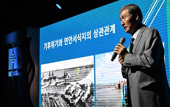 Chun Seung-soo, professor emeritus of Chonnam National University, discusses how the marine and coastal environments have been changing abruptly in response to climate change, at the H.eco Forum on Thursday. (Lee Sang-sub/The Korea Herald)