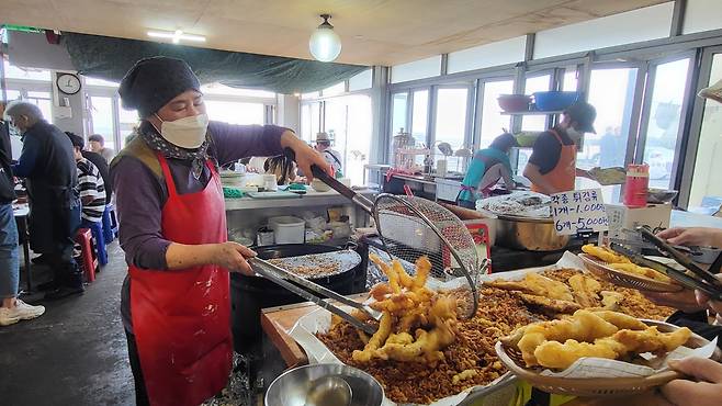 Snack stands are located at the beach side of the Sehwa market, selling assorted fries, dumplings, noodle soups and bingtteok. (Kim Hae-yeon/ The Korea Herald)