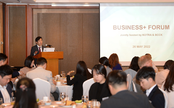 Lyu Jae-won, executive vice president for Trade-investment Data at Kotra, gives a welcoming speech at “The 3rd Business+ Forum — The Korean Entertainment Industry” held at Lotte Hotel Seoul in central Seoul, Thursday. [KOTRA]