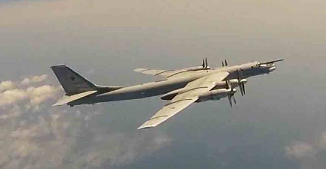 러시아 전략폭격기 TU-95가 24일 중국 공군기와 합동으로 아시아·태평양 지역 정찰훈련에 나서고 있다. 러시아 국방부 제공