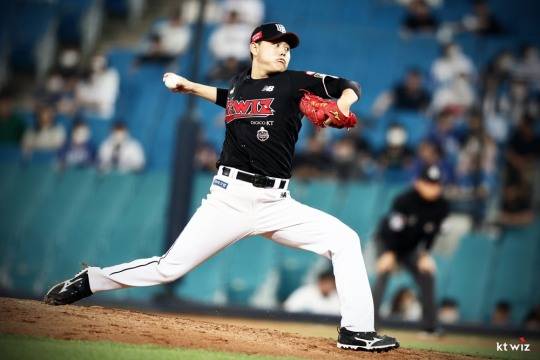 kt 소형준이 26일 창원 NC전에서 쾌투로 시즌 6승째를 올리며 다승 공동 선두에 나섰다.[kt 위즈 자료사진]