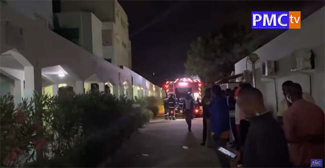 26일(현지시간) 세네갈 티바우안 지역의 한 공립병원에서 화재가 발생해 구급 대원들이 긴급출동하고 있다. 이날 사고로 신생아가 최소 11명 사망한 것으로 알려졌다. PMC TV 유튜브 채널 캡처