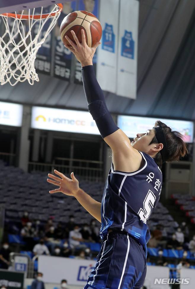[전주=뉴시스] 김얼 기자 = '2021-2022 KGC인삼공사 정관장 프로농구' 전주 KCC와 고양 오리온의 경기가 열린 10일 전북 전주시 전주실내체육관에서 전주 KCC 유현준 선수가 슛을 시도하고 있다. 2021.10.10. pmkeul@newsis.com