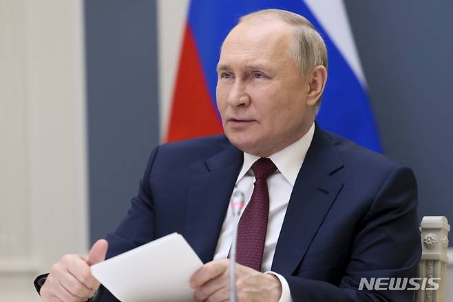 [모스크바=AP/뉴시스]블라디미르 푸틴 러시아 대통령이 26일(현지시간) 러시아 모스크바에서 유라시아경제포럼 회원국 정상들을 향해 화상 연설을 하고 있다. 2022.05.26. photo@newsis.com