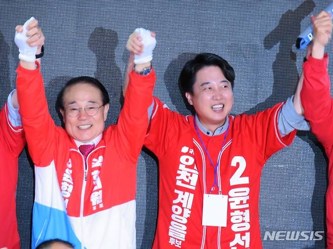 [인천=뉴시스] 김동영 기자 = 국민의힘 이준석 대표 겸 상임선대위원장이 26일 오후 인천 계양구 계양구청 인근 먹자골목을 찾아 시민들에게 6·1 계양을 국회의원 보궐선거에 출마한 윤형선 후보의 지지를 호소하고 있다. 2022.05.26. dy0121@newsis.com