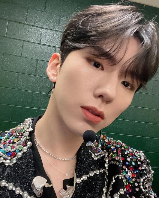 Group Monstarrrrrr X (Shownu, Decramic reform, Wait, Hyungwon, Juheon, IM) member Wait has released the latest tour of the Americas.On Wednesday morning, Monstarrrrrr X Wait posted several selfies with a burning heart emoji.In the photo, Monstarrrrrr X Wait is wearing a black jacket with a colorful cubicle and checking his handsome face before climbing the stage.Wait shot a global Monbebee (fan club) heart, sporting dreamy eyes, a sharp nose and glamorous lips.In addition, Monstarrrrrr X Wait presented a humiliating visual without humiliation at any angle, as well as a newborn newborn-class skin, and presented a snowy river to viewers.Meanwhile, Monstarrrrrr X, which Wait belongs to, meets fans from all over the world through the Americas tour 2022 Monstarr X NO LIMIT US TOUR Presented by Lexus starting in New York.Monstarrrrrr X Wait SNS