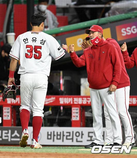 [OSEN=인천, 이대선 기자] SSG 랜더스가 4연승에 성공했다.SSG는 26일 인천SSG랜더스필드에서 열린 2022 신한은행 SOL KBO리그 롯데 자이언츠와 시즌 6차전에서 6-5 승리를 거뒀다. 접전 끝에 상대 불펜투수들의 제구가 흔들릴 때 잘 참고 밀어내기로 다시 승기를 가져갔다.경기 종료 후 SSG 김원형 감독이 한유섬과 승리의 기쁨을 나누고 있다. 2022.05.26 /sunday@osen.co.kr