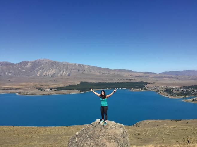마운트 존 정상에 서면 눈부시도록 선명한 테카포호수가 한눈에 들어온다.