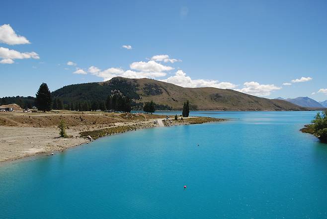 빙하에 암석의 분말이 녹아 있어서 밀키블루라는 청록색의 빛을 띠는 테카포호수.