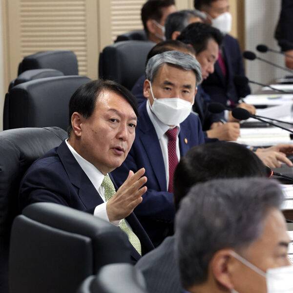 윤석열 대통령이 25일 서울 용산 대통령실 청사에서 국가안전보장회의(NSC)를 주재하고 있다. 북한의 탄도미사일 발사 후 윤 대통령이 직접 주재하는 첫 NSC다. 대통령실 제공