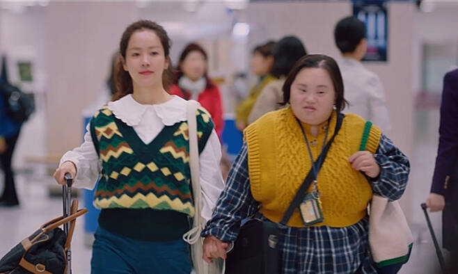 지난 22일 방송된 tvN ‘우리들의 블루스’에서 영옥의 다운증후군 쌍둥이 언니 영희를 연기한 정은혜(오른쪽). 그는 실제 다운증후군을 앓고 있다. tvN 제공