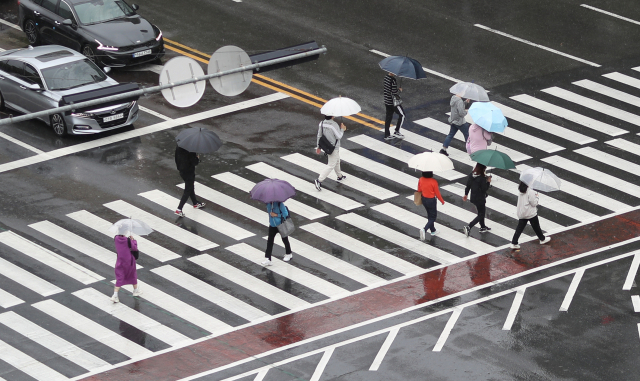 우산을 쓴 시민이 지난달 26일 오후 경남 창원시 성산구 용호동 일대를 이동하고 있다. 연합뉴스