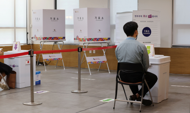 제8회 전국동시지방선거 사전투표를 하루 앞둔 26일 서울 중구 중림동주민센터에 마련된 사전투표소에서 직원들이 사전투표 최종 모의시험 및 점검을 하고 있다. 연합뉴스