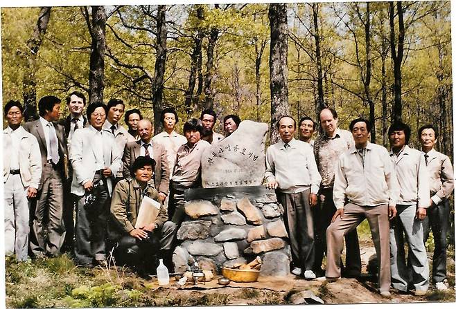 2018년 소호 참나무숲 한독사업 종료기념비 앞에 다시 모인 한독사업 관계자들 [백년숲사회적협동조합 제공]