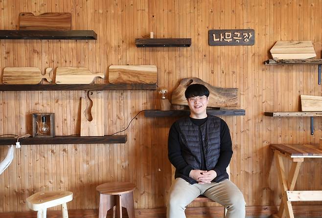 소호마을에 목공소 나무극장을 연 청년 목수 김산 씨 [사진/진성철 기자]