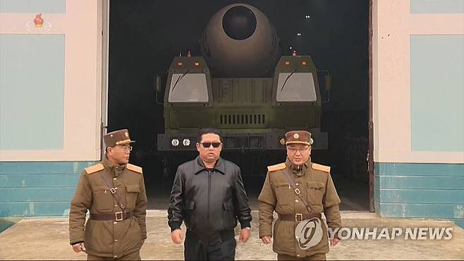 북한, '신형ICBM 화성-17형' 시험발사 영상 공개 (서울=연합뉴스) 북한 김정은 국무위원장의 지도 아래 지난 24일 평양 순안비행장에서 발사한 신형 대륙간탄도미사일(ICBM) '화성-17형' 시험발사 영상을 조선중앙TV가 25일 공개했다. [조선중앙TV 화면] 2022.3.25 
    [국내에서만 사용가능. 재배포 금지. For Use Only in the Republic of Korea. No Redistribution] nkphoto@yna.co.kr