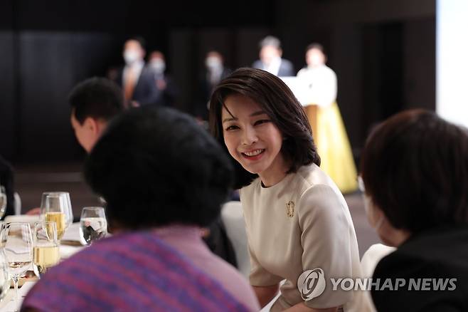 환담하는 김건희 여사 (서울=연합뉴스) 윤석열 대통령 부인 김건희 여사가 10일 오후 서울 중구 신라호텔에서 열린 외빈 초청만찬에서  환담하고 있다. 2022.5.11 [대통령실 제공. 재판매 및 DB금지] jeong@yna.co.kr