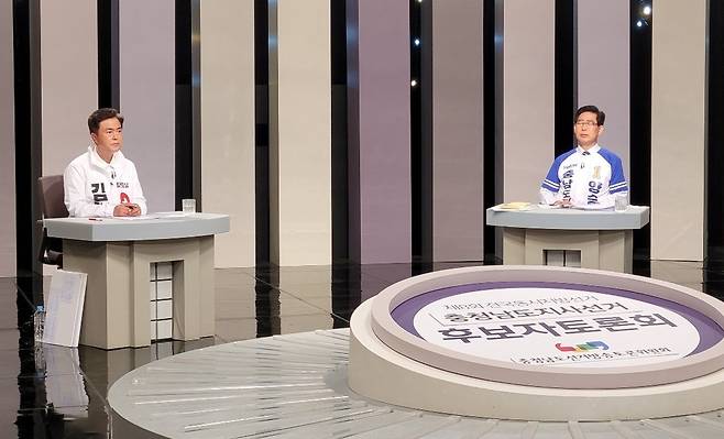 TV 토론 중인 김태흠(왼쪽), 양승조 충남지사 후보 [촬영 조성민 기자]