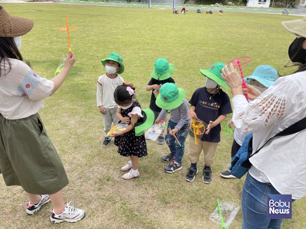여수시육아종합지원센터가 마련한 이동식 놀이교실에 참여한 어린이들의 모습. ⓒ여수시육아종합지원센터
