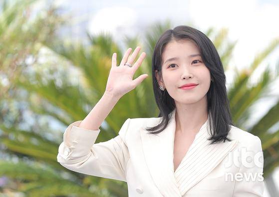 배우 이지은이 27일 오전(현지시간) 프랑스 칸 팔레 데 페스티발(Palais des Festival)에서 열린 제75회 칸영화제(Cannes Film Festival) 영화 '브로커' 포토콜에 참석했다. | 칸(프랑스)=박세완=기자 park.sewan@joongang.co.kr 〈사진=JTBC엔터뉴스〉