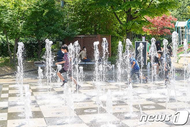 지난 24일 오후 서울 양천구 하늘마루 어린이공원 분수대에서 어린이들이 신나게 물놀이를 하고 있다. (양천구청 제공) 2022.5.25/뉴스1
