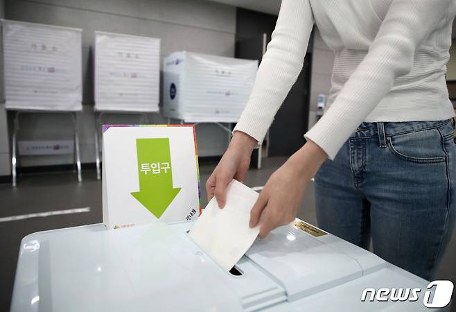 6·1지방선거 사전투표가 진행되는 27일부터 본 투표 날인 다음 달 1일까지 5일간 대전지역 선거판은 정확한 표심 파악이 어려운 ‘깜깜이 구간’에 돌입했다. 지난 26일부터 여론조사 결과 공표가 전면 금지됐기 때문이다. © News1