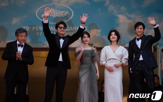 영화감독 고레에다 히로카즈와(왼쪽 부터) 배우 송강호・이지은・이주영・강동원이 26일 오후(현지시간) 제75회 칸 국제영화제가 열리고 있는 프랑스 남부 칸 ‘팔레 데 페스티벌’(Palais des Festivals) 뤼미에르 대극장에서 경쟁부문 진출작 영화 ’브로커' 월드 프리미어 시사회에 참석하기 위해 레드카펫을 지난 뒤 인사를 하고 있다. 2022.5.27/뉴스1 © News1 이준성 프리랜서기자