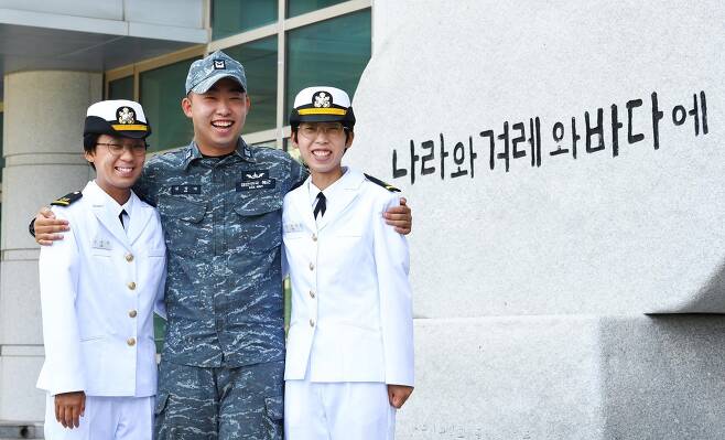 왼쪽부터 김유미 해군 소위, 김정대 하사, 김성희 소위 남매. (해군 제공)© 뉴스1