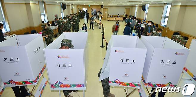 제8회 전국동시지방선거 사전투표 첫 날인 27일 경북 포항시 남구 오천농협 사전투표소에서 해병대 1사단 장병들과 시민들이 한표를 행사하고 있다. 2022.5.27/뉴스1 © News1 최창호 기자
