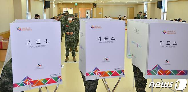 제8회 전국동시지방선거 사전투표 첫 날인 27일 경북 포항시 남구 오천농협 사전투표소에서 해병대 1사단 장병들이 한표를 행사하고 있다.2022.5.27/뉴스1 © News1 최창호 기자