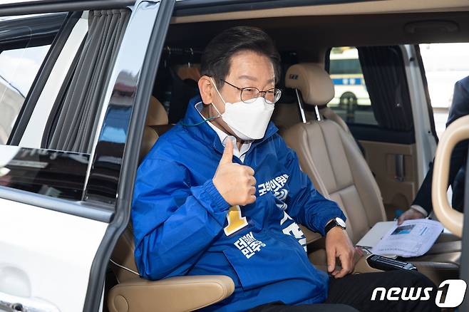 이재명 더불어민주당 계양을 국회의원 후보가 27일 인천 경인교대입구역에서 출근길 인사를 마친 후 사전투표소로 이동하며 엄지를 들어보이고 있다. (자료사진) 2022.5.27/뉴스1 © News1 유승관 기자