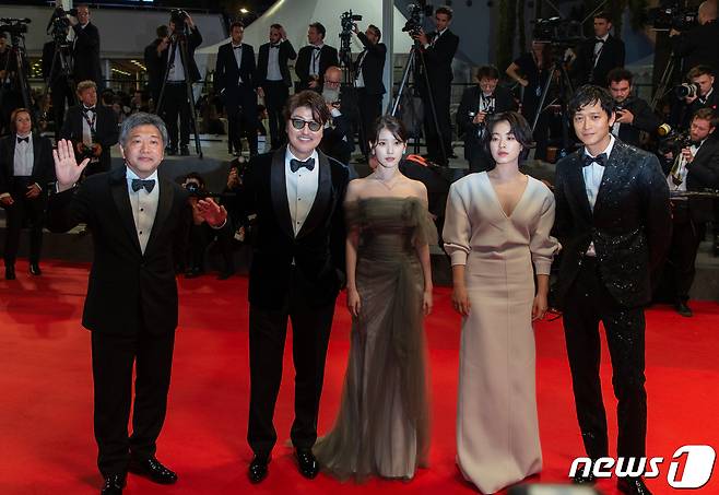 영화감독 고레에다 히로카즈와(왼쪽부터) 배우 송강호・이지은・이주영・강동원이 26일 오후(현지시간) 제75회 칸 국제영화제가 열리고 있는 프랑스 남부 칸 ‘팔레 데 페스티벌’(Palais des Festivals) 뤼미에르 대극장에서 열린 경쟁부문 진출작 영화 ’브로커' 월드 프리미어 시사회 종료 후 극장을 떠나며 인사를 하고 있다. 2022.5.27/뉴스1 © News1 이준성 프리랜서기자