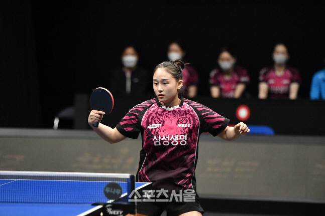 최효주와 복식에서 귀중한 승리를 합작한 김지호. 한국프로탁구리그