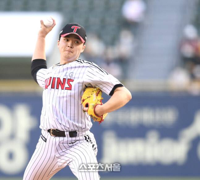 LG 선발투수 이민호가 지난 4일 잠실야구장에서 열린 KBO리그 두산과 경기에서 역투하고 있다. 잠실 | 최승섭기자 thunder@sportsseoul.com