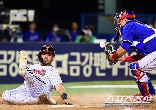 2022 KBO리그 LG트윈스와 삼성라이온즈의 경기가 27일 서울잠실야구장에서 열렸다. LG 루이즈가 6회말 1사 1,2루에서 홍창기 적시타때 득점을 올리고 있다. 잠실=최문영 기자 deer@sportschosun.com/2022.05.27/