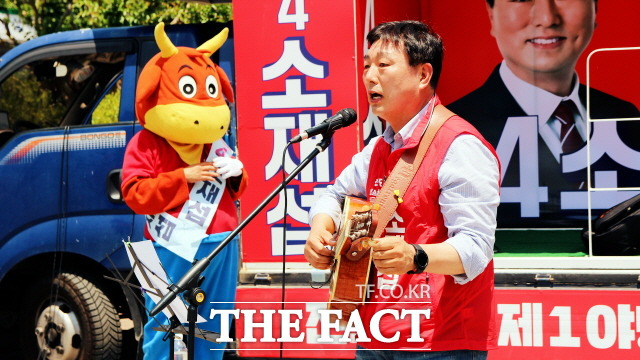 소재섭 시의원 후보가 경쾌한 기타 반주 솜씨를 선보이며 가수 강산애의 '너는 할 수 있다를 열창하고 있다./광주=나윤상 기자