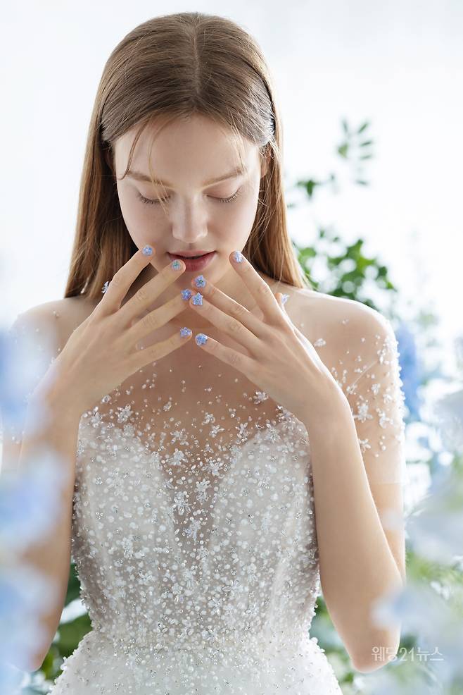 사진 :&nbsp;웨딩드레스 시작 바이 이명순,&nbsp;포토그래퍼 권오현,&nbsp;모델 빅토리아