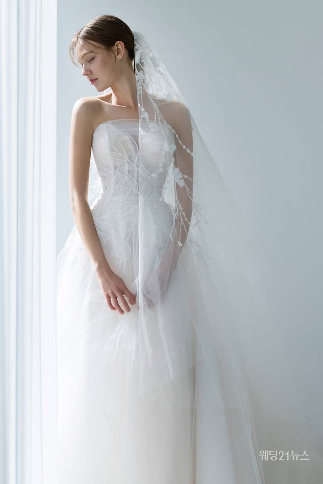 사진 : 웨딩드레스 시작 바이 이명순, 포토그래퍼 권오현, 모델 빅토리아