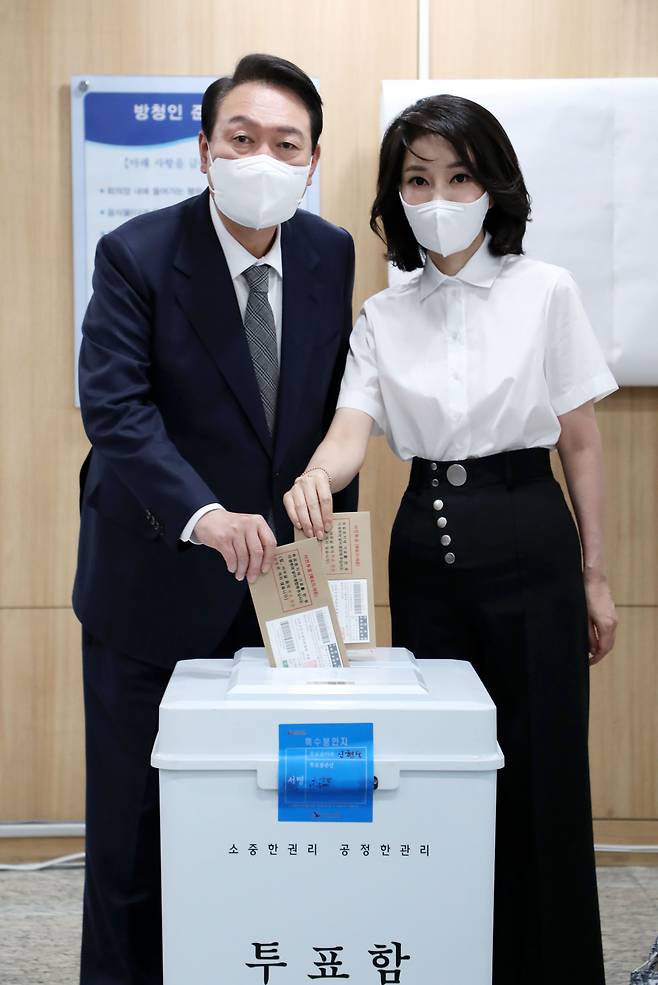 윤석열 대통령과 김건희 여사가 6·1지방선거 사전투표 첫날인 27일 서울 용산구 용산구의회에 마련된 사전투표소에서 투표를 하고 있다. /뉴시스