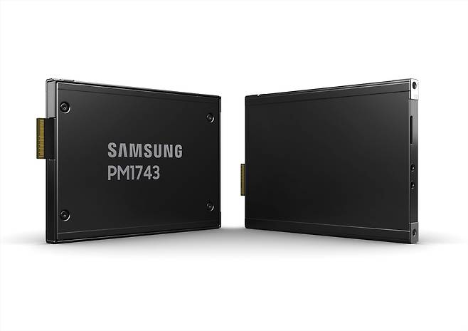 삼성전자가 개발한  PCIe 5.0 규격 기업용 SSD PM1743 모습. /삼성전자 제공