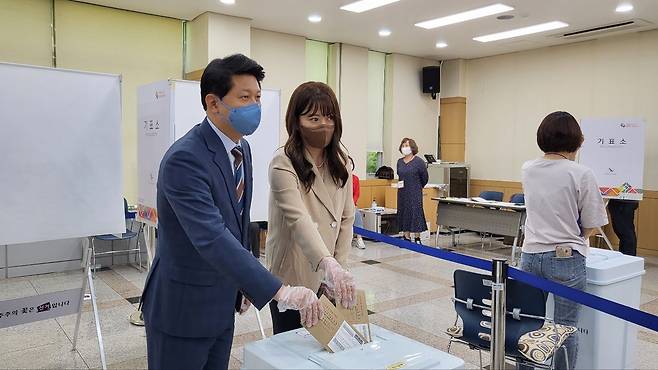 제8회 전국동시지방선거 사전투표 첫날인 27일 서재헌 더불어민주당 대구시장 후보가 달서구 이곡동 이곡2동주민센터에서 부인과 함께 투표하고 있다. /뉴스1