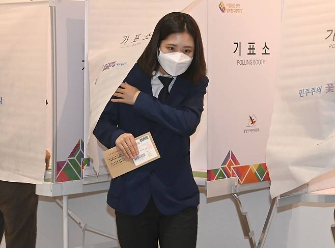 더불어민주당 박지현 상임선대위원장이 27일 오전 경기도 광주시 남한산성아트홀에 설치된 사전투표소에서 투표하고 있다. /연합뉴스