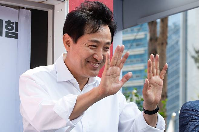 (서울=뉴스1) 유승관 기자 = 오세훈 국민의힘 서울시장 후보가 27일 서울 강북구 수유사거리에서 시민들에게 손을 흔들며 지지를 호소하고 있다. 2022.5.27/뉴스1